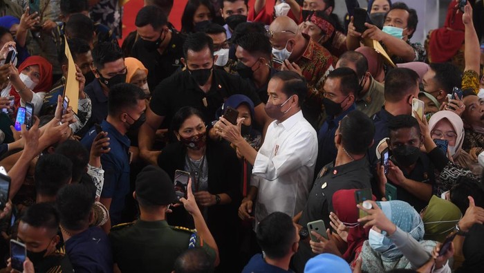 PREDISEN BERIKAN NIB KEPADA PELAKU USAHA MIKRO Presiden Joko Widodo (tengah) melayani ajakan berswafoto warga usai acara pemberian Nomor Induk Berusaha (NIB) pelaku Usaha Mikro Kecil (UMK) perseorangan tahun 2022 di Jakarta, Rabu (13/7/2022). Presiden Joko Widodo memberikan Nomor Induk Berusaha (NIB) ke 2.500 pelaku UMK dari Provinsi DKI Jakarta dan sekitarnya. ANTARA FOTO/Akbar Nugroho Gumay/rwa.