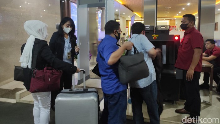 Presiden ACT Ibnu Khajar bawa 1 koper saat diperiksa Bareskrim