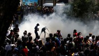 Ribuan pengunjuk rasa antipemerintah menyerbu ke kantor Perdana Menteri (PM) Sri Lanka Ranil Wickremesinghe pada Rabu (13/7). Ini terjadi beberapa jam setelah dia ditunjuk sebagai presiden sementara di negara yang dilanda krisis ekonomi terburuk itu.