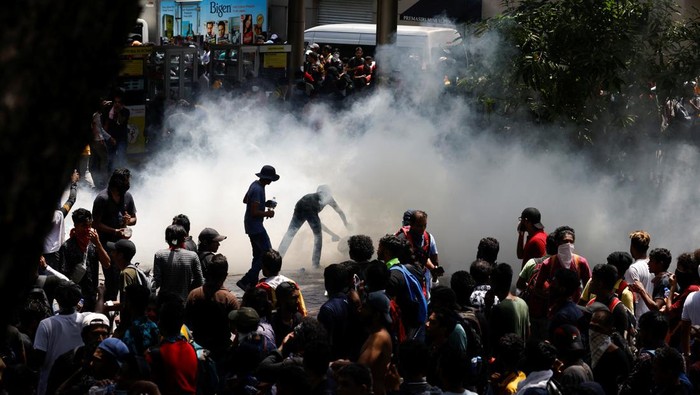 Presiden Kabur ke Maladewa, Kantor PM Sri Lanka Digeruduk Massa Demonstrators react after entering the premises of the office of Sri Lanka's Prime Minister Ranil Wickremesinghe, amid the country's economic crisis, in Colombo, Sri Lanka July 13, 2022. REUTERS/Adnan Abidi TPX IMAGES OF THE DAY