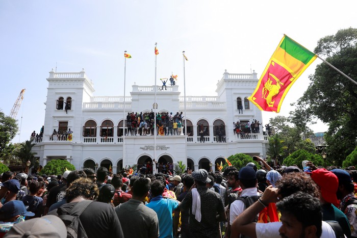 Demonstrators react after entering the premises of the office of Sri Lankas Prime Minister Ranil Wickremesinghe, amid the countrys economic crisis, in Colombo, Sri Lanka July 13, 2022. REUTERS/Adnan Abidi     TPX IMAGES OF THE DAY