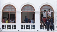 Sebelumnya, rumah pribadinya dibakar massa pada hari Sabtu (9/7) setelah para pengunjuk rasa menyerbu kediaman resmi Presiden Gotabaya Rajapaksa di hari yang sama.