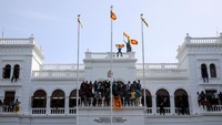 Rajapaksa kabur ke luar negeri setelah puluhan ribu pria dan wanita menyerbu kediaman resminya pada hari Sabtu (9/7) lalu untuk menuntut pengunduran dirinya. Para pejabat Sri Lanka mengatakan dia telah berjanji untuk mengundurkan diri pada hari Rabu ini.