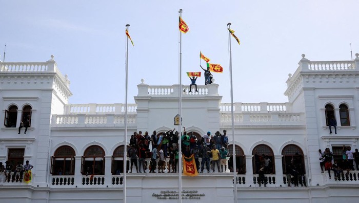 Demonstrators react after entering the premises of the office of Sri Lankas Prime Minister Ranil Wickremesinghe, amid the countrys economic crisis, in Colombo, Sri Lanka July 13, 2022. REUTERS/Adnan Abidi     TPX IMAGES OF THE DAY