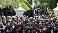 Saksi-saksi mata mengungkapkan bahwa ribuan pria dan wanita menerobos pertahanan militer dan memasuki kantor perdana menteri untuk mengibarkan bendera nasional. Ini terjadi setelah polisi dan tentara gagal menahan massa meski mereka telah menembakkan gas air mata dan meriam air.