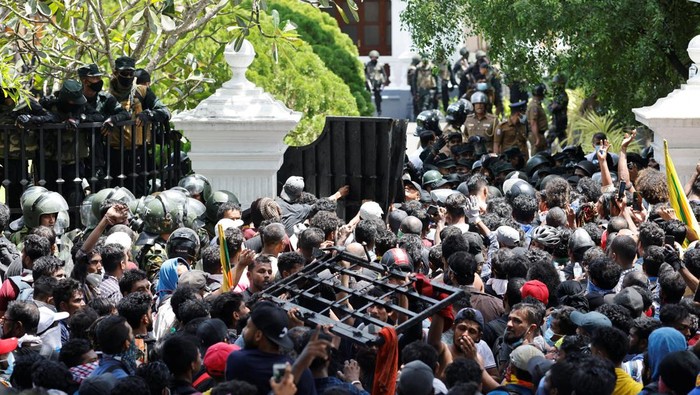 Demonstrators react after entering the premises of the office of Sri Lanka's Prime Minister Ranil Wickremesinghe, amid the country's economic crisis, in Colombo, Sri Lanka July 13, 2022. REUTERS/Adnan Abidi     TPX IMAGES OF THE DAY