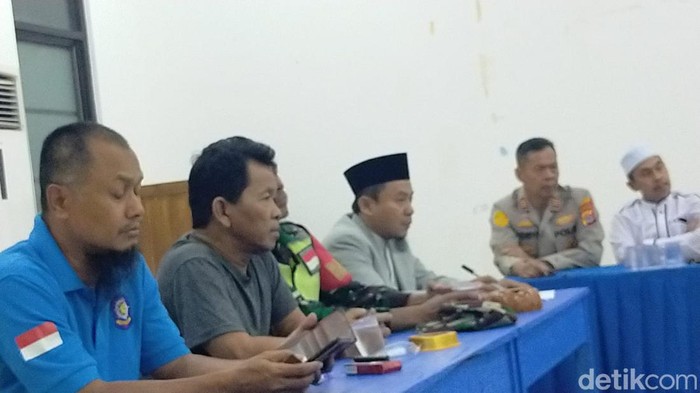 Pria ngaku dewa matahari (pakai baju abu-abu) di Lebak, Banten