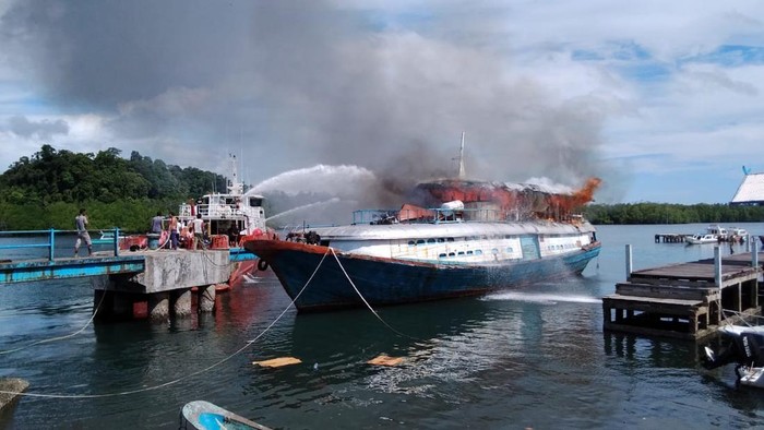 Proses pemadaman api di KM Beriloga yang terbakar di Mentawai.