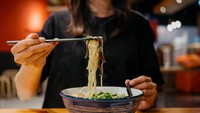 Orang China mengenal mie panjang umur yang disantap saat tahun baru. Menurut mitos, semakin panjang mie yang kamu makan, maka semakin panjang umur yang akan didapat.