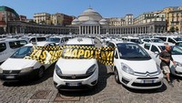 Para pengemudi taksi konvensional ini memprotes undang-undang yang mendukung transportasi online Uber.  