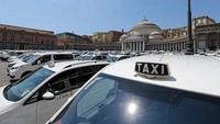 Mereka mendesak pemerintah agar menutup layanan seperti Uber yang berbasis aplikasi.  