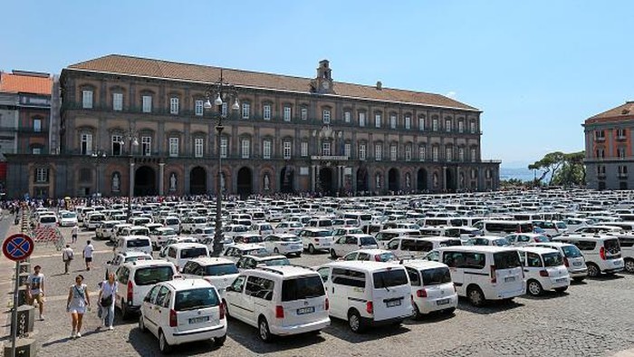 NAPLES, ITALY - 2022/07/12: Over 500 taxis in Plebiscito square in Naples, due to the protest of taxi drivers, against the Italian government, for the deregulation of the sector, and against Uber, the private service for car transport. (Photo by Marco Cantile/LightRocket via Getty Images)