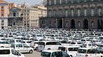 Protes Uber, Ratusan Taksi Penuhi Alun-alun di Italia
