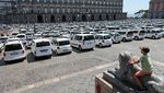 Protes Uber, Ratusan Taksi Penuhi Alun-alun di Italia