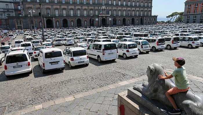 Ratusan Taksi Geruduk Alun-alun Italia, Ada Apa? NAPLES, ITALY - 2022/07/12: Over 500 taxis in Plebiscito square in Naples, due to the protest of taxi drivers, against the Italian government, for the deregulation of the sector, and against Uber, the private service for car transport. (Photo by Marco Cantile/LightRocket via Getty Images)