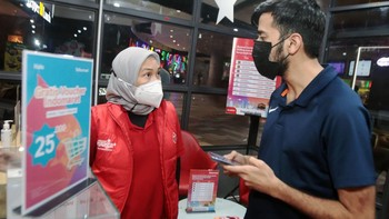 Vice President Consumer Sales Area Jawa Bali, Riny Novitriyanti berbincang dengan salah satu pelanggan. Di Jawa Timur sendiri secara masif juga gencar melakukan edukasi dan sosialisasi kepada pelanggan 3G tentang upgrade layanan 3G ke 4G. Mereka yang masih menggunakan smartphone 3G juga segera mengganti dengan smartphone 4G karena untuk bisa bermigrasi ke 4G harus menggunakan smartphone 4G. 