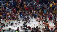 Warga Mesir bersenang-senang di pantai umum selama gelombang panas melanda di kota Mediterania Alexandria, Mesir Senin, (11/7/2022).