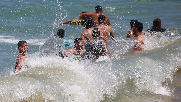 Ribuan Warga Mesir Menyerbu Pantai Saat Dilanda Gelombang Panas Egyptians enjoy themselves at a public beach during a heatwave that coincided with the Muslim Eid al-Adha vacation, in the Mediterranean city of Alexandria, Egypt July 11, 2022. REUTERS/Amr Abdallah Dalsh
