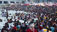 Ribuan warga nampak memadati pantai umum di Mesir untuk mendinginkan diri saat gelombang panas melanda dan menikmati liburan Idul Adha.