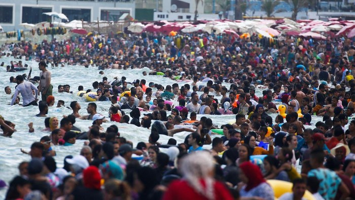 Egyptians enjoy themselves at a public beach during a heatwave that coincided with the Muslim Eid al-Adha vacation, in the Mediterranean city of Alexandria, Egypt July 11, 2022. REUTERS/Amr Abdallah Dalsh