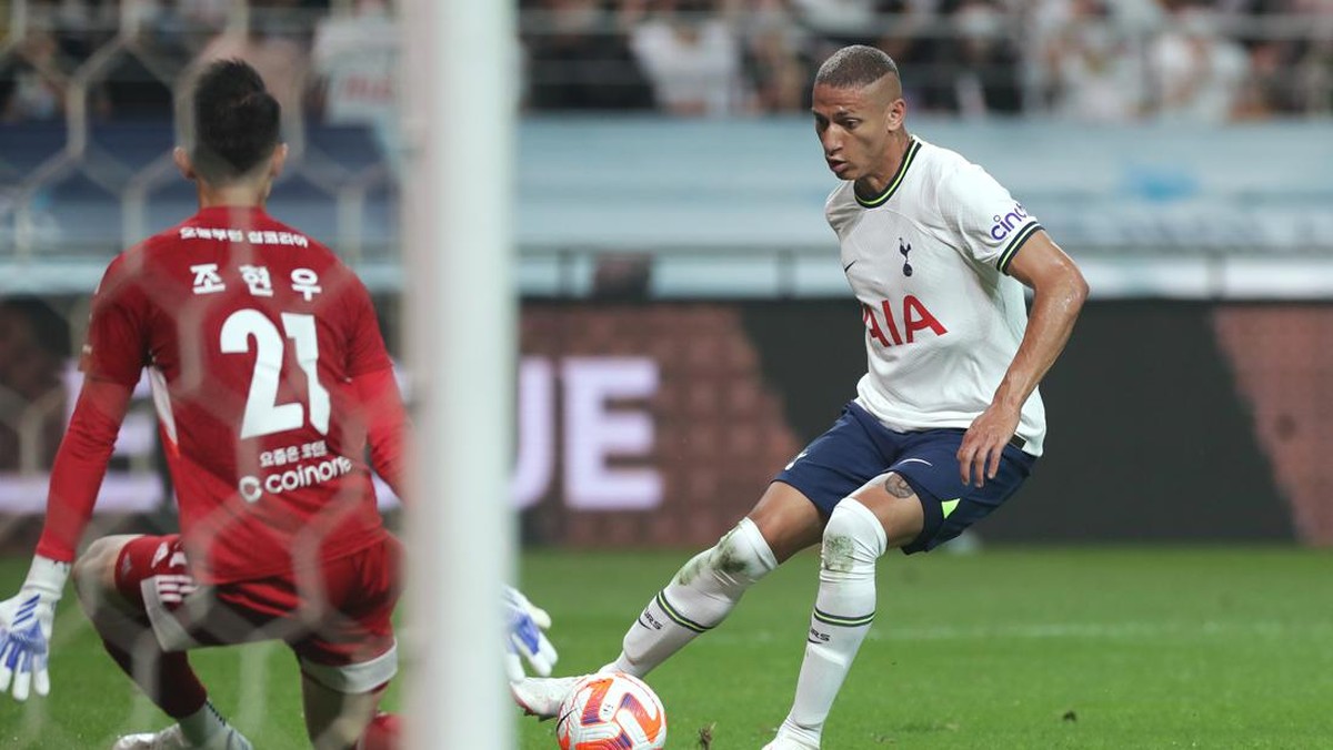 Richarlison langsung dijajal Antonio Conte di tiga posisi. (Foto: Getty Images/Han Myung-Gu)