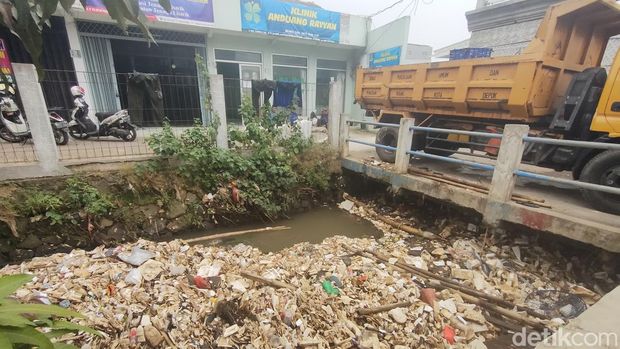 Sampah styrofoam kembali menutupi Kali Licin di Jalan Pramuka II, Pancoran Mas, Depok. Petugas Dinas PUPR Kota Depok turun tangan membersihkan. (Dwi R/detikcom)