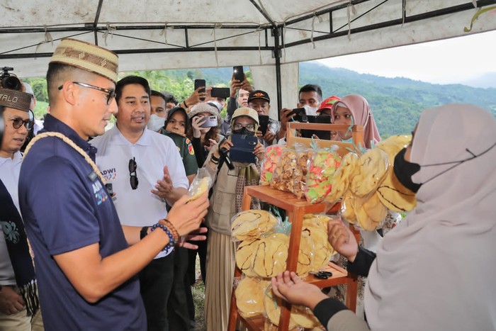 Menteri Pariwisata dan Ekonomi Kreatif (Menparekraf) Sandiaga Uno ditantang memberikan nama kerupuk ubi produk UMKM di Desa Wisata Lonuo Bukit Arang, Kecamatan Tilongkabila, Kabupaten Bone Bolango, Gorontalo, Rabu (13/7).