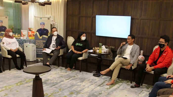 Sandiaga Uno Bicara Geliat Bisnis UMKM Kuliner Menparekraf RI Sandiaga Salahuddin Uno bersama Mitra usaha GoFood, Nova Legian Putra, pemilik Fried Chicken Geprek usai berdiskusi dalam Kajian Ekonomi episode keenam kerjasama Kemenparekraf bersama Kampus Biznis GoFood