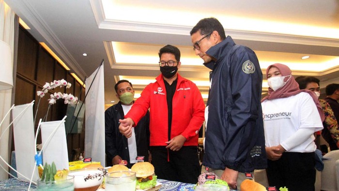 Menparekraf RI Sandiaga Salahuddin Uno bersama Mitra usaha GoFood, Nova Legian Putra, pemilik Fried Chicken Geprek usai berdiskusi dalam Kajian Ekonomi episode keenam kerjasama Kemenparekraf bersama Kampus Biznis GoFood