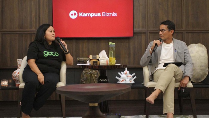 Sandiaga Uno Bicara Geliat Bisnis UMKM Kuliner Menparekraf RI Sandiaga Salahuddin Uno bersama Mitra usaha GoFood, Nova Legian Putra, pemilik Fried Chicken Geprek usai berdiskusi dalam Kajian Ekonomi episode keenam kerjasama Kemenparekraf bersama Kampus Biznis GoFood