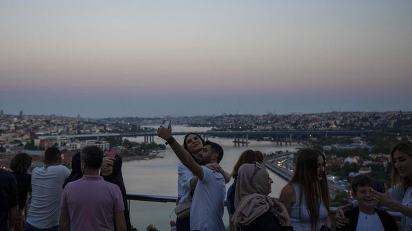 Perjalanan dari bandara Ataturk, Istanbul menuju ke Bukit Pierre Lotti sekitar 7 Km. Untuk menuju ke titik pantau di Bukit Pierre Lotti, wisatawan akan menumpang cable car atau kereta gantung. Â Perjalanan dari bandara Ataturk, Istanbul menuju ke Bukit Pierre Lotti sekitar 7 Km. Untuk menuju ke titik pantau di Bukit Pierre Lotti, wisatawan akan menumpang cable car atau kereta gantung. Â
