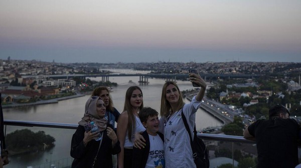 Orang-orang berfoto selfie dengan pemandangan Tanduk Emas dari bukit Pierre Loti di distrik Eyup Istanbul, Senin (11/7/2022) waktu setempat. Istanbul di Turki memiliki banyak bangunan bersejarah era Konstantinopel dan Kesultanan Usmaniyah. Keindahannya dapat dilihat dari atas Bukit Pierre Lotti. Â Orang-orang berfoto selfie dengan pemandangan Tanduk Emas dari bukit Pierre Loti di distrik Eyup Istanbul, Senin (11/7/2022) waktu setempat. Istanbul di Turki memiliki banyak bangunan bersejarah era Konstantinopel dan Kesultanan Usmaniyah. Keindahannya dapat dilihat dari atas Bukit Pierre Lotti. Â