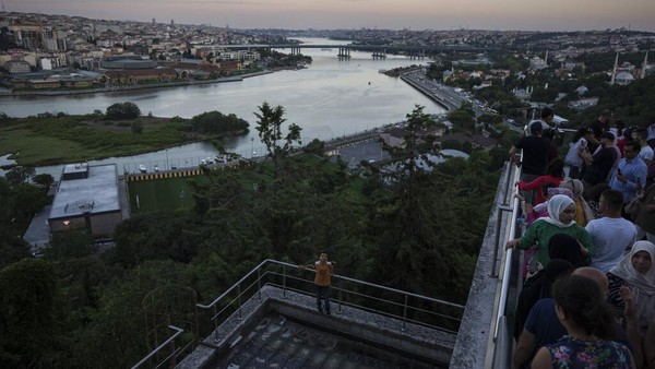 Dari bukit Pierre Lotti, wisatawan bisa melihat keindahan kota lama dan kota baru Istanbul yang terbelah dengan muara air laut Tanduk Emas. Tanduk emas itu bukan sungai, tapi air laut. Dinamakan tanduk, karena dilihat dari atas bentuknya seperti tanduk. Â Dari bukit Pierre Lotti, wisatawan bisa melihat keindahan kota lama dan kota baru Istanbul yang terbelah dengan muara air laut Tanduk Emas. Tanduk emas itu bukan sungai, tapi air laut. Dinamakan tanduk, karena dilihat dari atas bentuknya seperti tanduk. Â