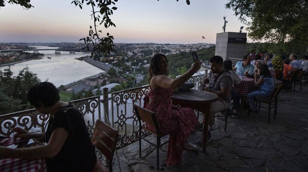Selain menggunakan teropong, wisatawan bisa menikmati keindahan panorama kota lama dan kota baru di Istanbul sambil meminum teh di Pierre Lotti Cafe.  