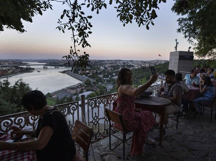 Santai Sejenak Menikmati Dua Sisi Kota Istanbul dari Bukit Pierre Lotti