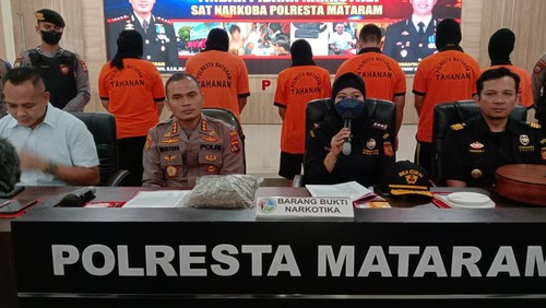 Sat Resnarkoba Polresta Mataram mengamankan enam orang pengedar dan pemakai ganja kering kiriman dari Provinsi Sumatera Utara di dua lokasi di Kota Mataram NTB.