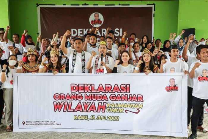 Sejumlah relawan yang tergabung dalam Orang Muda Ganjar (OMG) Kalimantan Timur menggelar deklarasi mendukung Ganjar Pranowo maju dalam kontestasi Pemlihan Presiden (Pilpres) 2024 mendatang