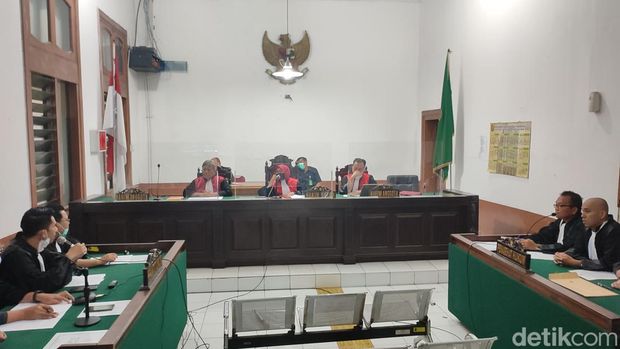 Sidang perdana Bupati Bogor non-aktif Ade Yasin di PN Bandung, Rabu (13/7/2022).