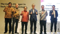 Franky Oesman Widjaja, Board Member Sinarmas Group, bersama Merza Fachys, President Director Smartfren, Andrijanto Muljono, Chief Commercial Officer Smartfren, Roderick Purwana, Managing Partner East Ventures dan Michael Yeoh, Millenial Representative, saat acara Intimate Dinner bersama pemimpin redaksi media di Jakarta, Selasa (12/7/2022).