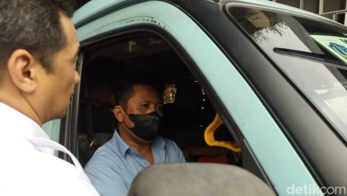 Sopir angkot bernama Rahmat. Angkotnya menjadi lokasi kasus pelecehan seksual terhadap penumpang wanita (Tiara Aliya Azzahra/detikcom)