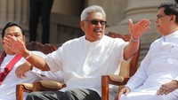 Gotabaya Rajapaksa berbicara dengan para menterinya pada sebuah kesempatan di Kolombo, Sri Lanka, 22 November 2019.  Gotabaya Rajapaksa adalah seorang politisi non karir dan mantan perwira pertama yang menjadi presiden. Dia berhasil memenangkan pemilihan presiden dengan perolehan suara sebanyak 52,2 persen. Sumpah jabatannya diambil di kawasan suci Ruvanvaliseya Stupa di Anuradhapura pada 18 November 2019.