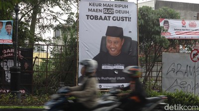 Perangi Judi Slot dengan Spanduk di Pinggir Jalan