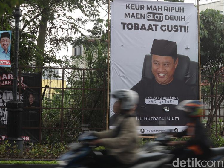 Perangi Judi Slot dengan Spanduk di Pinggir Jalan