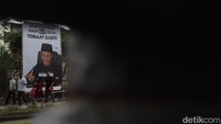 Tidak ada logo atau lambang instansi yang ada di spanduk itu, meski demikian nama akun media sosial Uu dari mulai Instagram, Facebook hingga TikTok disimpan di bawah spanduk tersebut. (Foto: Wisma Putra/detikJabar)