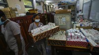 Seorang pekerja rumah sakit membawa nampan obat-obatan medis di sebuah rumah sakit yang dikelola pemerintah di Kolombo, Sri Lanka, Rabu (6/7/2022) waktu setempat.  