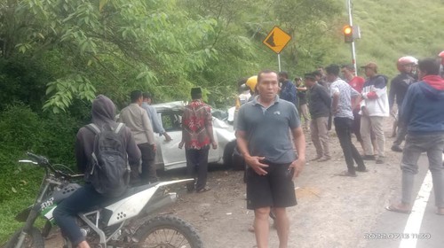 Suasana di lokasi mobil Datsun Go yang terjun ke jurang di Jalan Raya Pusuk Sembalun, Lombok Timur. Tiga dari delapan orang penumpang tewas di tempat, Rabu (13/7/2022).