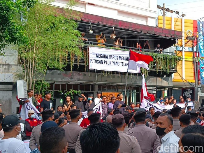Suasana eksekusi DCaldera Coffe di Jalan Sisingamangaraja Medan (Goklas/detikSumut)