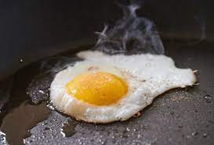 Tak Perlu Kompor, Wanita Ini Masak Telur Mata Sapi Pakai Panas Matahari