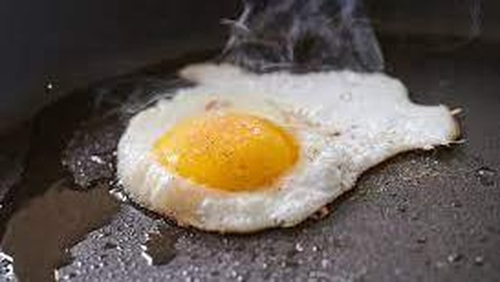 Tak Perlu Kompor, Wanita Ini Masak Telur Mata Sapi Pakai Panas Matahari