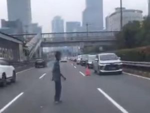 Pria Viral Jalan Santai di Tengah Jalan Tol Dalkot Kini Ditangani Dinsos